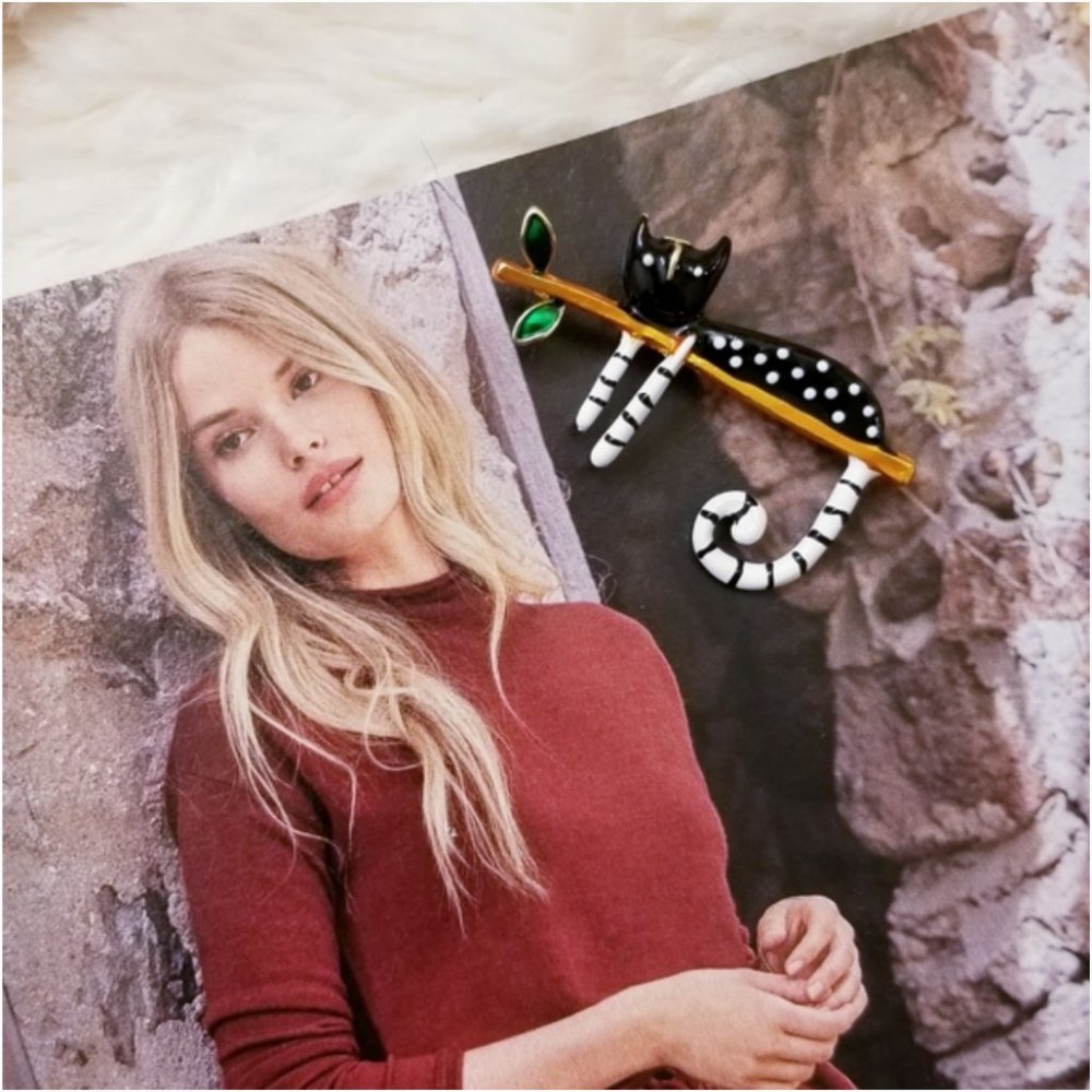 18K Gold Lazy Cat Brooch - Picture 6 of 16